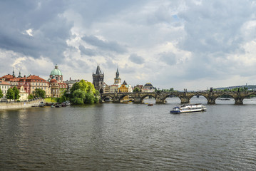 Obraz premium Scenic spring view of the Old Town pier architecture and Charles Bridge