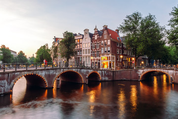 Naklejka premium Evening building on the streets and amsterdam channels with illumination