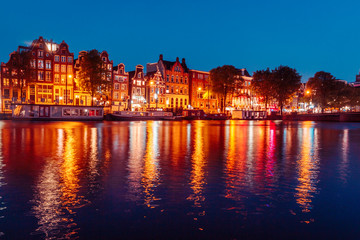 Fototapeta na wymiar Evening building on the streets and amsterdam channels with illumination
