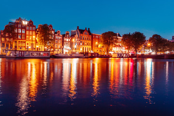 Fototapeta na wymiar Evening building on the streets and amsterdam channels with illumination