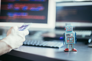 Chatbot / Socialbot / Künstliche Intelligenz / Algorithmen: Blechroboter als Metapher