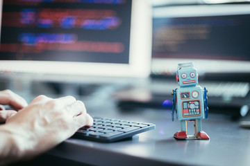 Chatbot / Socialbot / Künstliche Intelligenz / Algorithmen: Blechroboter als Metapher