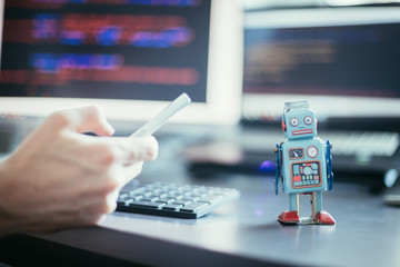 Chatbot / Socialbot / Künstliche Intelligenz / Algorithmen: Blechroboter als Metapher, Steuerung