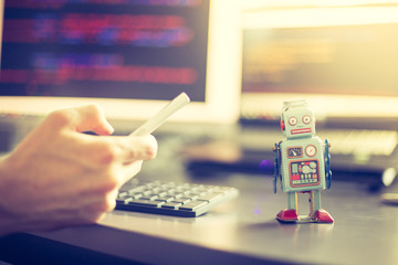 Chatbot / Socialbot / Künstliche Intelligenz / Algorithmen: Blechroboter als Metapher, Steuerung