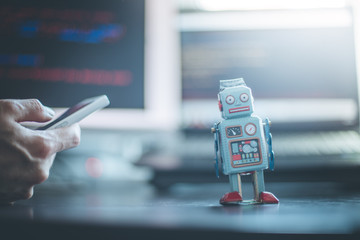 Chatbot / Socialbot / Künstliche Intelligenz / Algorithmen: Blechroboter als Metapher