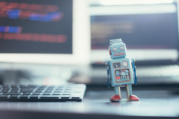 Chatbot / Socialbot / Künstliche Intelligenz / Algorithmen: Blechroboter als Metapher