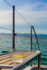 Bebida refrescante con rodaja de limon en la popa de un barco