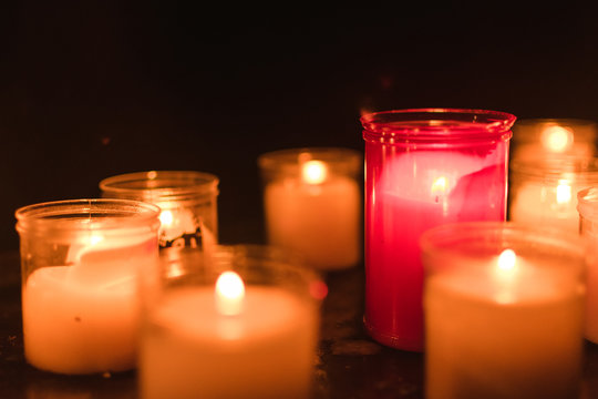 Velas de colores en una iglesia