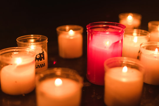 Velas de colores en una iglesia