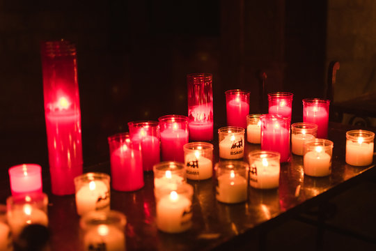 Velas de colores en una iglesia