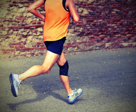 runner with his knee wrapped in a bandage to protect the ligamen
