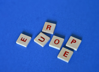 la parola Europe composta da lettere scritte su piccoli tasselli di legno