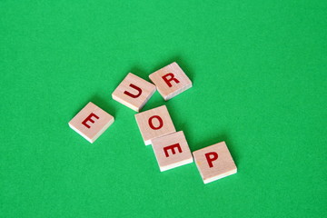 la parola Europe composta da lettere scritte su piccoli tasselli di legno - 207772091