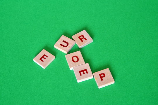 la parola Europe composta da lettere scritte su piccoli tasselli di legno