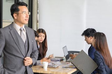 Business people are discussing work.