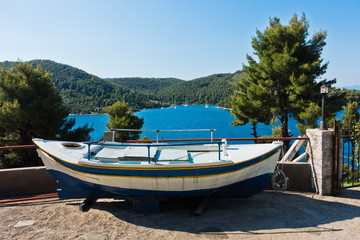 Fototapeta na wymiar Boat at the viewpoint to Panormos bay, island of Skopelos, Greece