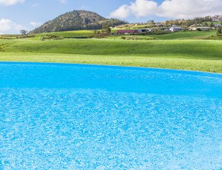 piscine hors-sol sur fond de campagne