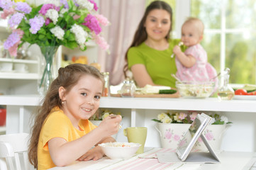 Obraz na płótnie Canvas Cute girl eating delicious fresh salad