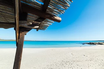 Rolgordijnen zonder boren La Pelosa Strand, Sardinië, Italië wooden canopy at the beach