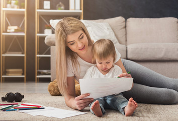 Fototapeta premium Happy mother drawing with her daughter