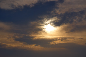 Obraz premium Dramatyczny wieczór nieba tło.