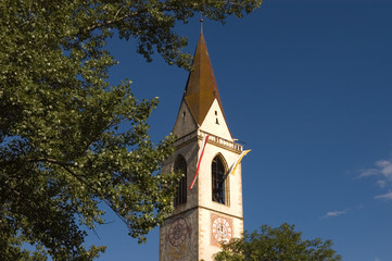 Fototapeta na wymiar Kirchturm der Pfarrkirche Maria Himmelfahrt in Mals