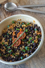 Bulgursalat mit schwarzen Bohnen