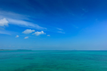 Fototapeta na wymiar Tropical sea and blue sky.