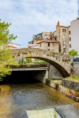 Fototapeta na wymiar Le vieux pont Valgelas à Annonay