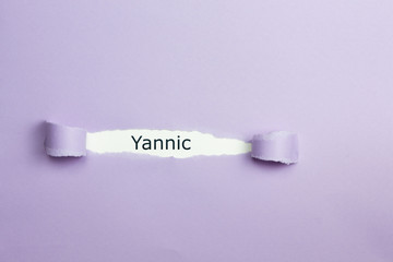 Yannic maennlicher Jungen Vorname und aufgerissenes Papier