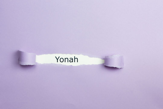 Yonah maennlicher Jungen Vorname und aufgerissenes Papier