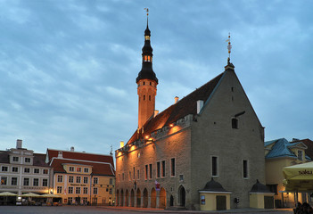 Fototapeta premium Old town hall and town hall square in Tallinn in the morning