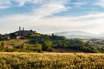 Italia, Pesaro Giugno 2018. Bellissima vista del borgo medievale di Orciano nella regione Mrche con...