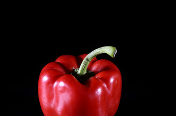 Frisches Obst und Gemüse auf schwarzem Hintergrund