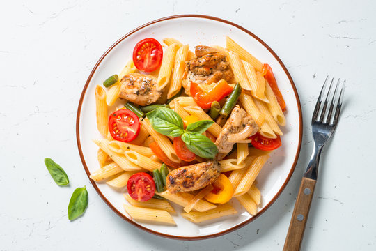 Pasta penne with chiken and vegetables.