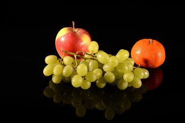 Frisches Obst und Gemüse auf schwarzem Hintergrund