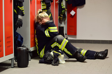 Feuerwehrfrau erschöpft