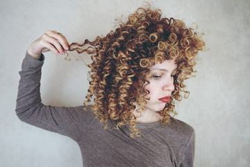 Mujer con gesto de disgusto por su cabello 
