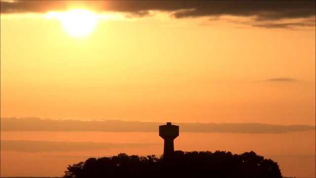 Coucher de soleil sur le ch&acirc;teau d'eau