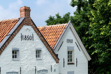 Zwei kleine Fischerhäuser an der ostfriesischen Nordseeküste in Greetsiel. Die beiden weißen...