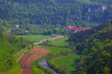 Fototapeta na wymiar Das obere Donautal beim Kloster Beuron