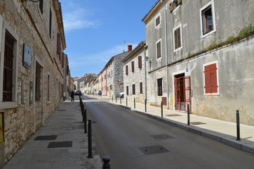 Fototapeta na wymiar Vrsar, pusta uliczka w centrum, Chorwacja
