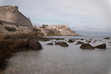 Fototapeta na wymiar les remparts de la vieille ville d’antibes sur le bord de mer 