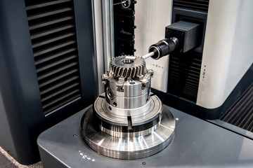 Gear measuring machine for the fast and efficient analysis of small gears