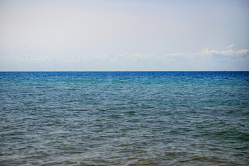 Obraz premium the blue ocean with dull clouds on a lovely sunny day