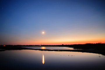 Obraz premium Beautiful landscape of moon over the sea