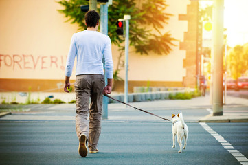 Mann mit Hund in der Stadt