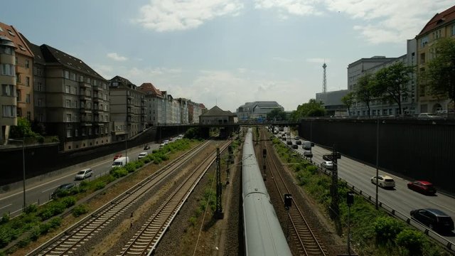 Stadtautobahn A100 mit stockendem Verkehr / S - Bahn Durchfahrt