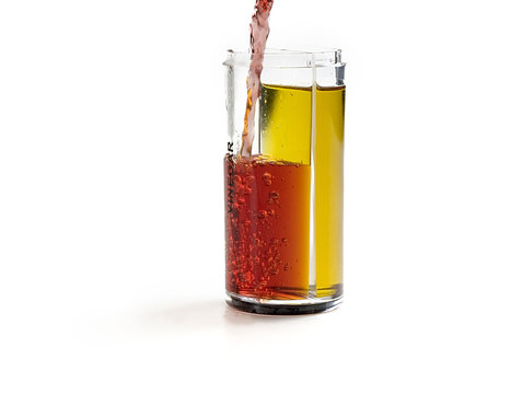 Detalle vinagrera doble y aceite verti&eacute;ndose
