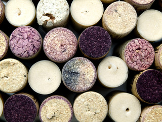 conjunto de corchos usados de vino apilados